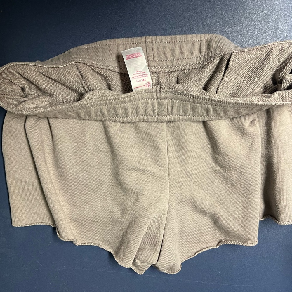 Shorts - Picture 3 of 3